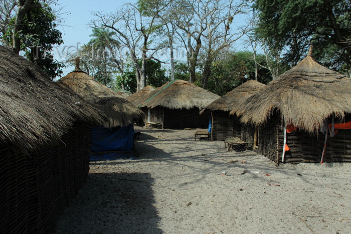 guinea-bissau133: Rubane Island, Bijagós Archipelago - UNESCO biosphere reserve, Bubaque sector, Bolama region, Guinea Bissau / Guiné Bissau: native village, wooden houses with thatched roofs, everyday life / aldeia, cubatas de madeira e palha, vida quotidiana - tabanca -  photo by R.V.Lopes - (c) Travel-Images.com - Stock Photography agency - Image Bank