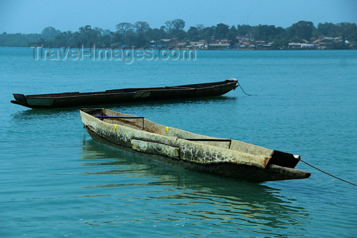 guinea-bissau137: Rubane Island, Bijagós Archipelago - UNESCO biosphere reserve, Bubaque sector, Bolama region, Guinea Bissau / Guiné Bissau: wooden canoes / canoas de madeira - photo by R.V.Lopes - (c) Travel-Images.com - Stock Photography agency - Image Bank