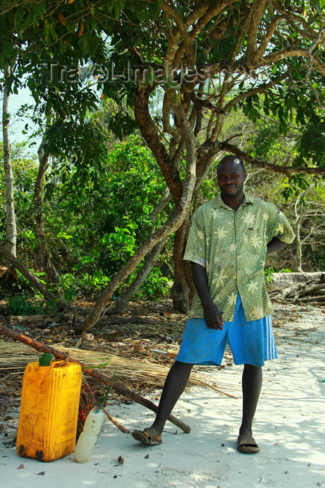 guinea-bissau139: Rubane Island, Bijagós Archipelago - UNESCO biosphere reserve, Bubaque sector, Bolama region, Guinea Bissau / Guiné Bissau: village, beach, man, palm wine, everyday life / aldeia, praia, homem, vinho de palma, vida quotidiana - photo by R.V.Lopes - (c) Travel-Images.com - Stock Photography agency - Image Bank