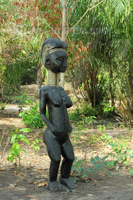 guinea-bissau143: Rubane Island, Bijagós Archipelago - UNESCO biosphere reserve, Bubaque sector, Bolama region, Guinea Bissau / Guiné Bissau: Hotel Punta Anchaca, Bijagós art, sculpture of a woman/ Hotel Punta Anchaca, arte Bijagós, escultura de uma mulher - photo by R.V.Lopes - (c) Travel-Images.com - Stock Photography agency - Image Bank