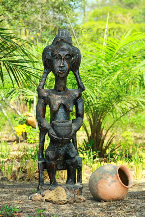 guinea-bissau144: Rubane Island, Bijagós Archipelago - UNESCO biosphere reserve, Bubaque sector, Bolama region, Guinea Bissau / Guiné Bissau: Hotel Punta Anchaca, Bijagós art, sculpture - woman with vasw / Hotel Punta Anchaca, arte Bijagós, escultura - photo by R.V.Lopes - (c) Travel-Images.com - Stock Photography agency - Image Bank