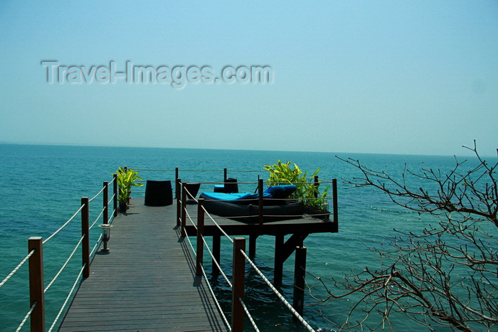 guinea-bissau146: Rubane Island, Bijagós Archipelago - UNESCO biosphere reserve, Bubaque sector, Bolama region, Guinea Bissau / Guiné Bissau: Hotel Punta Anchaca - a bungalow's pier / Hotel Punta Anchaca, pontão - photo by R.V.Lopes - (c) Travel-Images.com - Stock Photography agency - Image Bank