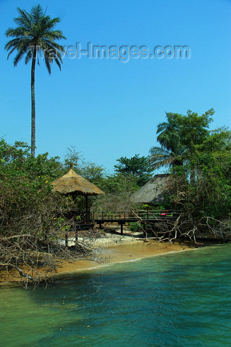 guinea-bissau147: Rubane Island, Bijagós Archipelago - UNESCO biosphere reserve, Bubaque sector, Bolama region, Guinea Bissau / Guiné Bissau: Hotel Punta Anchaca, bungalow, palms / Hotel Punta Anchaca, bungalow, palmeiras - photo by R.V.Lopes - (c) Travel-Images.com - Stock Photography agency - Image Bank