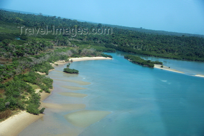 guinea-bissau154: Rubane Island, Bijagós Archipelago - UNESCO biosphere reserve, Bubaque sector, Bolama region, Guinea Bissau / Guiné Bissau: aerial view from Rubane Island / vista aérea da ilha de Bubaque - photo by R.V.Lopes - (c) Travel-Images.com - Stock Photography agency - Image Bank