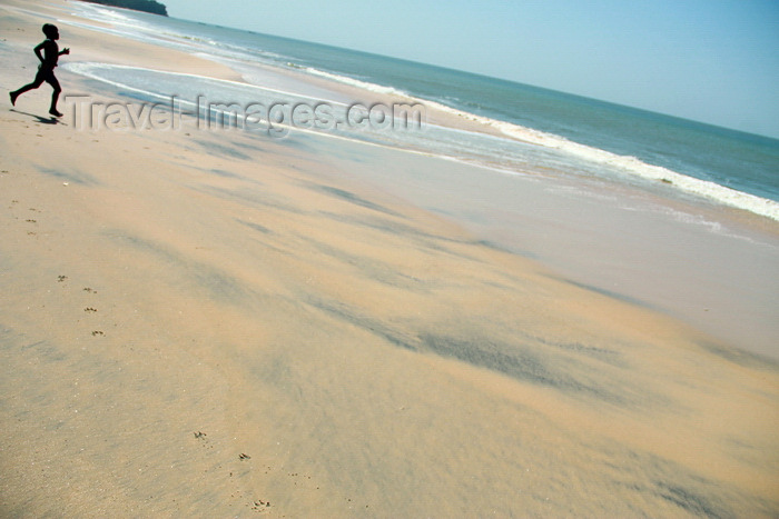 guinea-bissau156: Praia de Varela / Varela beach, Cacheu region, Guinea Bissau / Guiné Bissau: boy runing on the beach / Menino a correr na praia - photo by R.V.Lopes - (c) Travel-Images.com - Stock Photography agency - Image Bank
