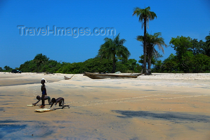 guinea-bissau157: Praia de Varela / Varela beach, Cacheu region, Guinea Bissau / Guiné Bissau: View from the beach, traditional boats, palms, children playing / Paisagem da praia, canoa tradicional, palmeiras, crianças a brincar - photo by R.V.Lopes - (c) Travel-Images.com - Stock Photography agency - Image Bank