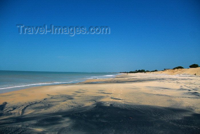 guinea-bissau159: Praia de Varela / Varela beach, Cacheu region, Guinea Bissau / Guiné Bissau: View from the beach / Paisagem da praia - photo by R.V.Lopes - (c) Travel-Images.com - Stock Photography agency - Image Bank