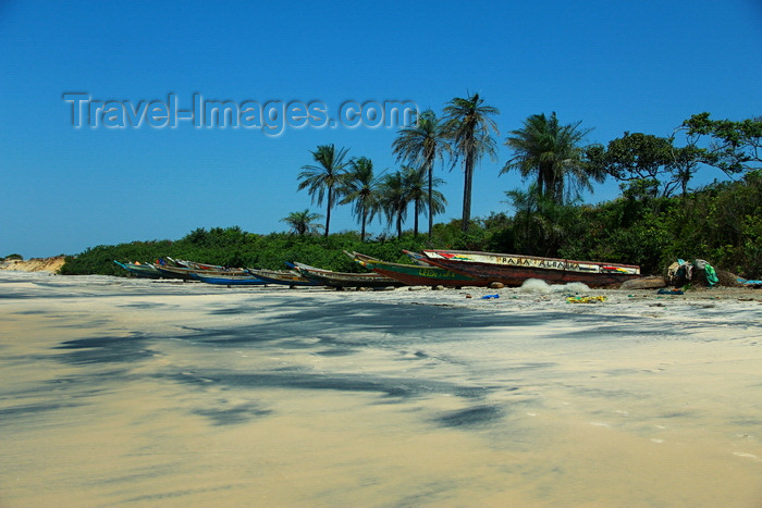 guinea-bissau160: Praia de Varela / Varela beach, Cacheu region, Guinea Bissau / Guiné Bissau: View from the beach, traditional fishing boats, palms / paisagem da praia, barcos de pesca tradicional, palmeiras - photo by R.V.Lopes - (c) Travel-Images.com - Stock Photography agency - Image Bank