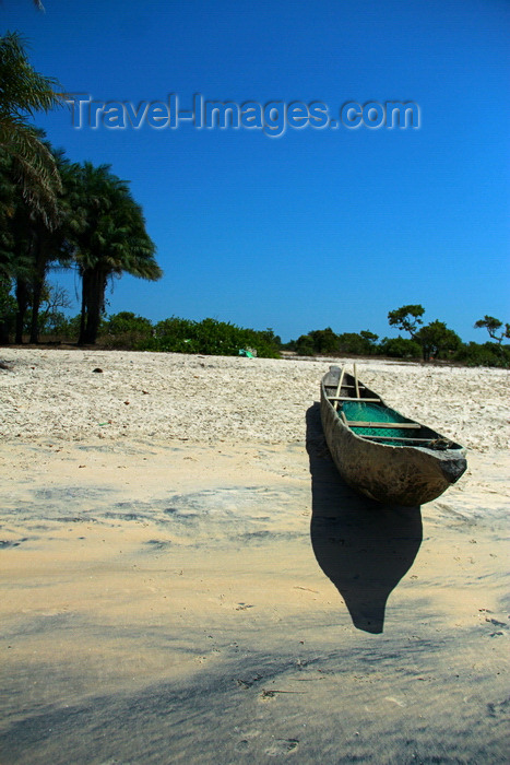 guinea-bissau163: Praia de Varela / Varela beach, Cacheu region, Guinea Bissau / Guiné Bissau: View from the beach, dugout canoe / Paisagem da praia, canoa tradicional - photo by R.V.Lopes - (c) Travel-Images.com - Stock Photography agency - Image Bank