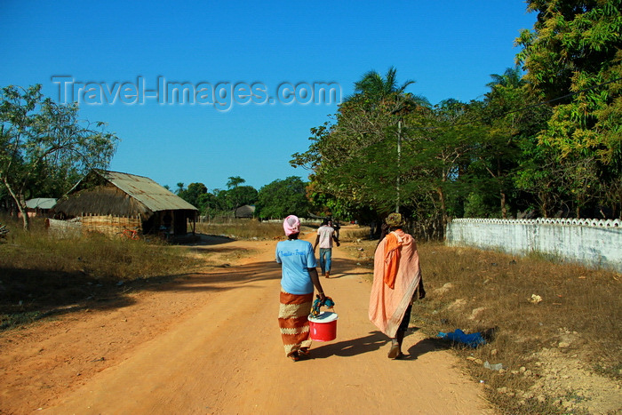 guinea-bissau164: Praia de Varela / Varela beach, Cacheu region, Guinea Bissau / Guiné Bissau: Women carriyng water, everyday life / Mulheres a carregar água, vida quotidiana - photo by R.V.Lopes - (c) Travel-Images.com - Stock Photography agency - Image Bank