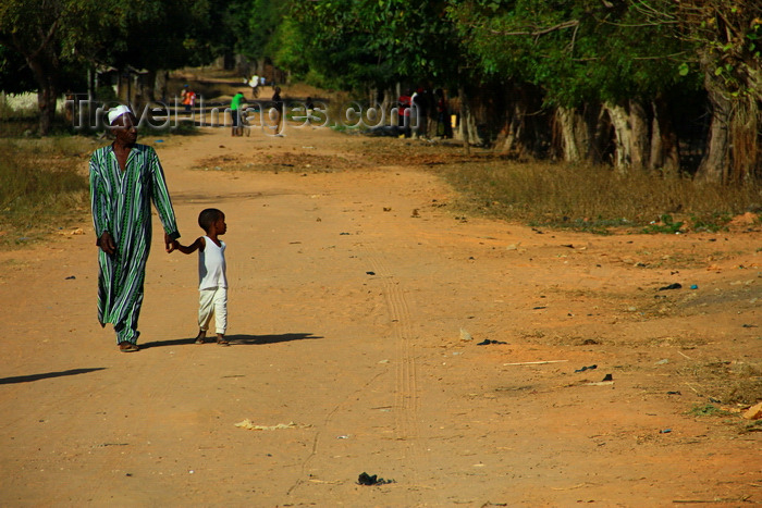 guinea-bissau165: Praia de Varela / Varela beach, Cacheu region, Guinea Bissau / Guiné Bissau: Man walking whitd a child, everyday life / Homem a passear com uma criança, vida quotidiana - photo by R.V.Lopes - (c) Travel-Images.com - Stock Photography agency - Image Bank