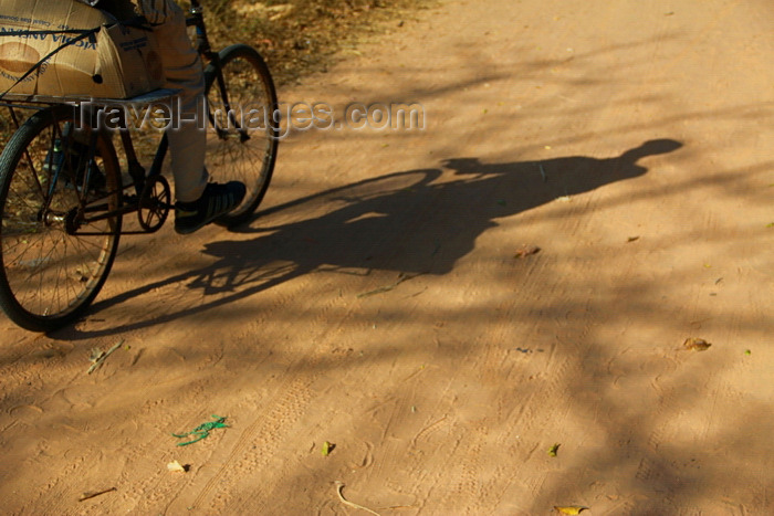 guinea-bissau166: Praia de Varela / Varela beach, Cacheu region, Guinea Bissau / Guiné Bissau: Shadow of a man riding a bycicle, everyday life / Sombra de um homem a andar de bicicleta, casa tradicional, vida quotidiana - photo by R.V.Lopes - (c) Travel-Images.com - Stock Photography agency - Image Bank