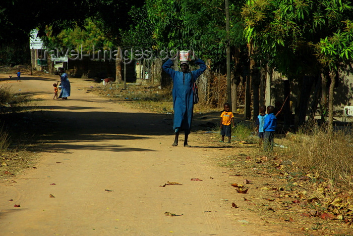 guinea-bissau168: Praia de Varela / Varela beach, Cacheu region, Guinea Bissau / Guiné Bissau: Old man and child walking on the street, everyday life / ‘homem grande’ e crianças a andar na rua, vida quotidiana - photo by R.V.Lopes - (c) Travel-Images.com - Stock Photography agency - Image Bank