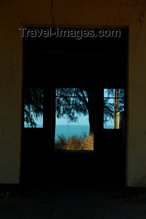 guinea-bissau169: Praia de Varela / Varela beach, Cacheu region, Guinea Bissau / Guiné Bissau: sea view from the ruins of a colonial house / Paisagem da praia vista de uma casa do período colonial português - photo by R.V.Lopes - (c) Travel-Images.com - Stock Photography agency - Image Bank