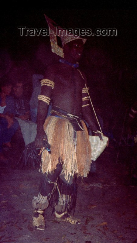 guinea-bissau17: Guinea Bissau / Guiné Bissau - Tabanka life: male dancer - nocturnal /danças (foto de / photo by Dolores CM) - (c) Travel-Images.com - Stock Photography agency - Image Bank