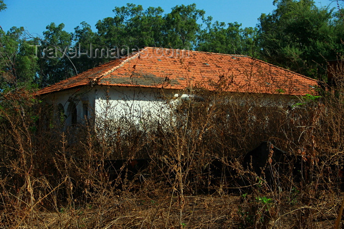 guinea-bissau171: Praia de Varela / Varela beach, Cacheu region, Guinea Bissau / Guiné Bissau: Old colonial house / Antiga casa colonial do período português - photo by R.V.Lopes - (c) Travel-Images.com - Stock Photography agency - Image Bank