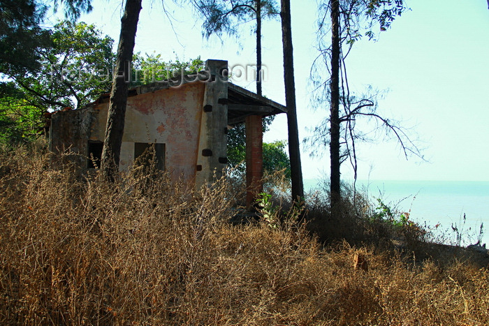 guinea-bissau172: Praia de Varela / Varela beach, Cacheu region, Guinea Bissau / Guiné Bissau: abandoned colonial house on the waterfront / casa colonial abandonada do período português, paisagem da praia - photo by R.V.Lopes - (c) Travel-Images.com - Stock Photography agency - Image Bank