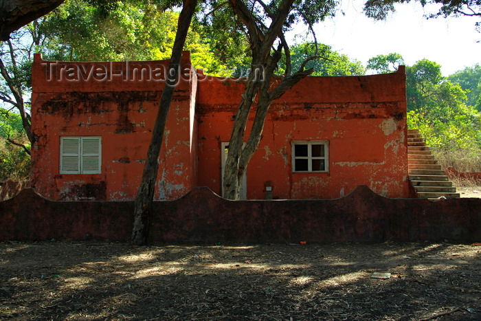 guinea-bissau174: Praia de Varela / Varela beach, Cacheu region, Guinea Bissau / Guiné Bissau: Old colonial house / casa colonial com terraço - período português - photo by R.V.Lopes - (c) Travel-Images.com - Stock Photography agency - Image Bank