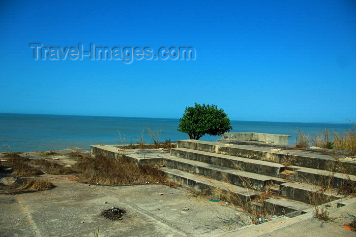 guinea-bissau175: Praia de Varela / Varela beach, Cacheu region, Guinea Bissau / Guiné Bissau: View from the beach, ruins of an old colonial construction - amphitheter / paisagem da praia, ruínas de uma construção colonial portuguesa - anfiteatro - photo by R.V.Lopes - (c) Travel-Images.com - Stock Photography agency - Image Bank