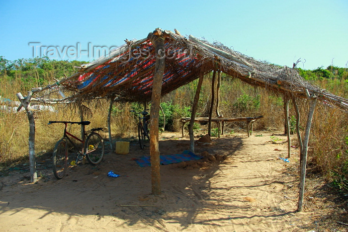 guinea-bissau177: Praia de Varela / Varela beach, Cacheu region, Guinea Bissau / Guiné Bissau: beach shelter / construção nativa na praia - photo by R.V.Lopes - (c) Travel-Images.com - Stock Photography agency - Image Bank