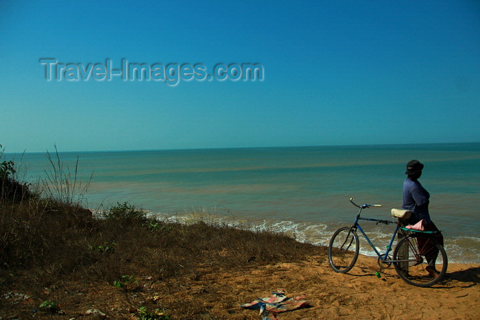 guinea-bissau179: Praia de Varela / Varela beach, Cacheu region, Guinea Bissau / Guiné Bissau: man with bike watching the sea / homem a observar o mar - photo by R.V.Lopes - (c) Travel-Images.com - Stock Photography agency - Image Bank