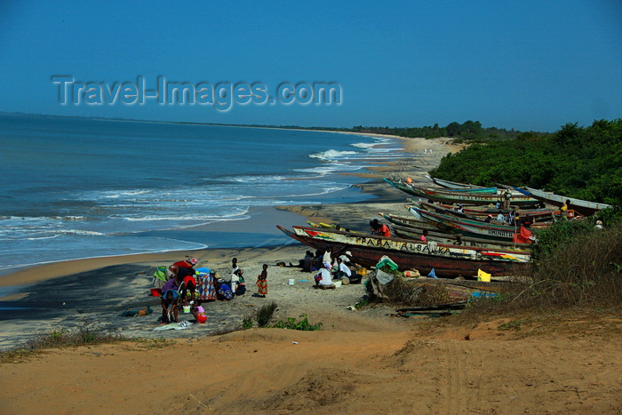 guinea-bissau180: Praia de Varela / Varela beach, Cacheu region, Guinea Bissau / Guiné Bissau: View from the beach, traditional fishing boats, men and women gutting the fish / paisagem da praia, barcos de pesca tradicional, homens e mulheres a arranjar o peixe - photo by R.V.Lopes - (c) Travel-Images.com - Stock Photography agency - Image Bank