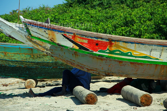 guinea-bissau185: Praia de Varela / Varela beach, Cacheu region, Guinea Bissau / Guiné Bissau: Fishermen resting under their boats / Pescadores a descansar, barcos de pesca tradicionais - photo by R.V.Lopes - (c) Travel-Images.com - Stock Photography agency - Image Bank