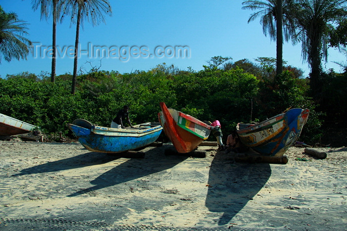 guinea-bissau186: Praia de Varela / Varela beach, Cacheu region, Guinea Bissau / Guiné Bissau: Traditional fishing boats - prow view / proas de barcos de pesca tradicionais - photo by R.V.Lopes - (c) Travel-Images.com - Stock Photography agency - Image Bank