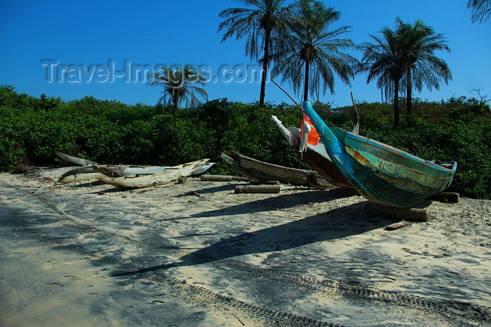 guinea-bissau188: Praia de Varela / Varela beach, Cacheu region, Guinea Bissau / Guiné Bissau: Traditional canoe, Traditional boats / Canoa tradicional, barcos de pesca tradicionais - photo by R.V.Lopes - (c) Travel-Images.com - Stock Photography agency - Image Bank