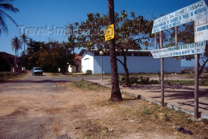 guinea-bissau19: Guinea Bissau / Guiné Bissau - Cacheu: street scene / rua (foto de / photo by Dolores CM) - (c) Travel-Images.com - Stock Photography agency - Image Bank