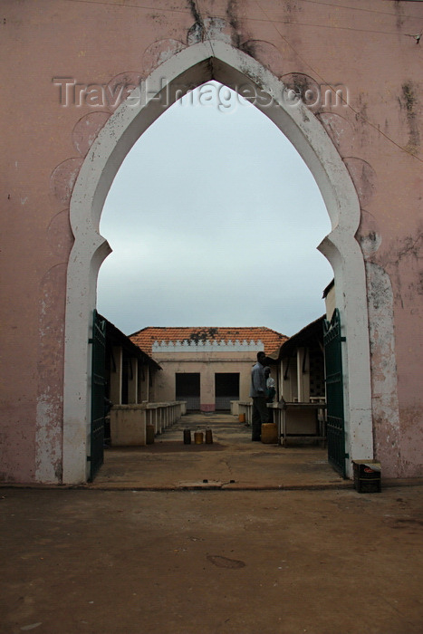 guinea-bissau190: Guinea Bissau / Guiné Bissau - Bafatá, Bafatá Region: arch at the old Portuguese Central Market - Moorish inspired architecture / Antigo mercado central da época colonial - photo by R.V.Lopes - (c) Travel-Images.com - Stock Photography agency - Image Bank