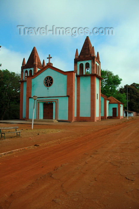 guinea-bissau191: Guinea Bissau / Guiné Bissau - Bafatá, Bafatá Region: Old Portuguese Cathedral, Nossa Senhora da Graça - dirt roat / Catedral de Bafatá, edifício do período colonial, Nossa Senhora da Graça - photo by R.V.Lopes - (c) Travel-Images.com - Stock Photography agency - Image Bank