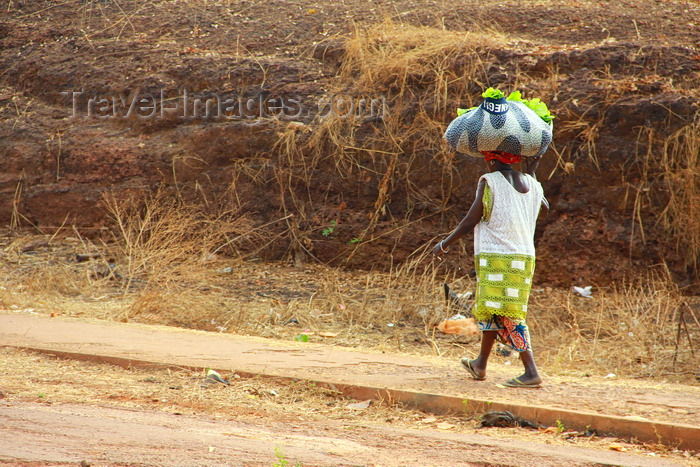 guinea-bissau193: Guinea Bissau / Guiné Bissau - Bafatá, Bafatá Region: woman carrying a lettuce bag on her head  / mulher, vida quotidiana, a carregar alfaces à cabeça - photo by R.V.Lopes - (c) Travel-Images.com - Stock Photography agency - Image Bank