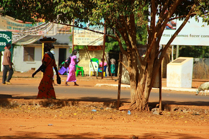 guinea-bissau194: Guinea Bissau / Guiné Bissau - Bafatá, Bafatá Region: woman and tree - street scene / mulher, vida quotidiana - photo by R.V.Lopes - (c) Travel-Images.com - Stock Photography agency - Image Bank