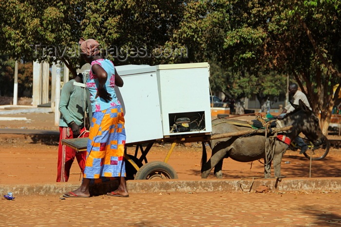 guinea-bissau195: Guinea Bissau / Guiné Bissau - Bafatá, Bafatá Region: man and woman selling cold drinks, donkey cart with fridges / homem e mulher, vida quotidiana, venda de bebidas transportadas em carroça atrelada a um burro - photo by R.V.Lopes - (c) Travel-Images.com - Stock Photography agency - Image Bank