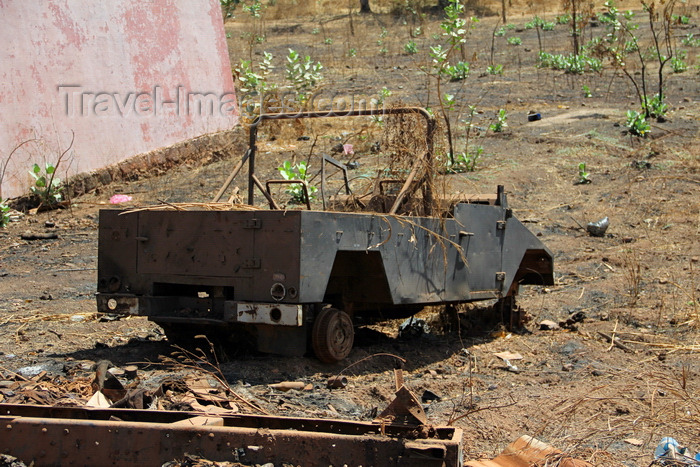 guinea-bissau196: Guinea Bissau / Guiné Bissau - Bafatá, Bafatá Region: old military 4WD - UMM / Jipe de guerra antigo  - photo by R.V.Lopes - (c) Travel-Images.com - Stock Photography agency - Image Bank