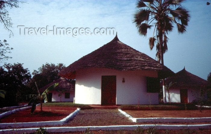 guinea-bissau20: Guinea Bissau / Guiné Bissau - Bula: African tourism - huts at the Anura Club (foto de / photo by Dolores CM) - (c) Travel-Images.com - Stock Photography agency - Image Bank