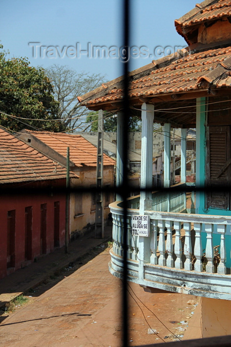 guinea-bissau201: Guinea Bissau / Guiné Bissau - Bafatá, Bafatá Region: old colonial house - balcony / antiga casa colonial - photo by R.V.Lopes - (c) Travel-Images.com - Stock Photography agency - Image Bank