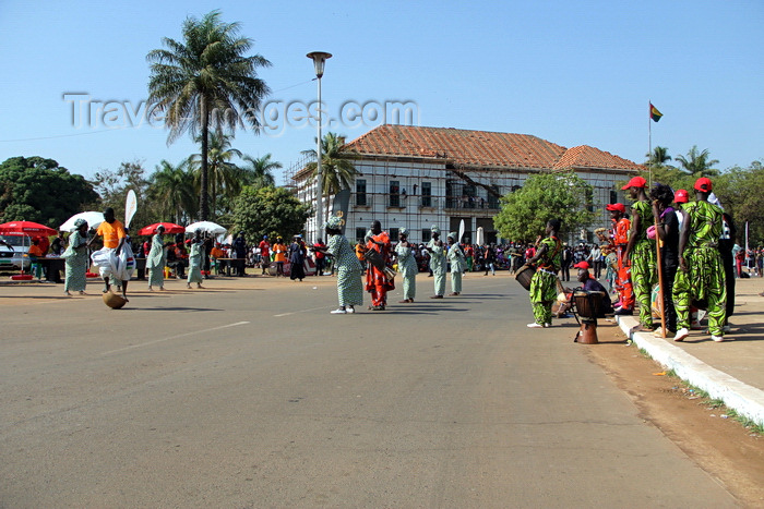 guinea-bissau23: Bissau, Guinea Bissau / Guiné Bissau: Amílcar Cabral ave., Empire Square, Carnival, women dance near the Presidential Palace, designed by João António Aguiar and José Manuel Galhardo Zilhão - scaffolding for renovation work / Avenida Amilcar Cabral, Praça do Império, carnaval, mulheres a dançar, Palácio da presidência, ex-Palácio do Governador - photo by R.V.Lopes - (c) Travel-Images.com - Stock Photography agency - Image Bank