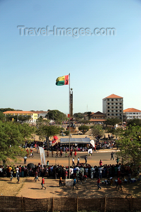 guinea-bissau26: Bissau, Guinea Bissau / Guiné Bissau: Amílcar Cabral ave., Empire Square, Carnival, view from the Presidential palace, former monument to the 'Effort of the Race', now honours the 'Independence Heroes' and Guiné-Bissau flag / Avenida Amilcar Cabral, Praça do Império, vista do Palácio da Presidêncial, bandeira da Guiné-Bissau - photo by R.V.Lopes - (c) Travel-Images.com - Stock Photography agency - Image Bank