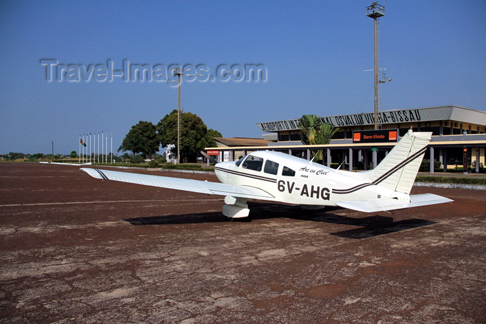 guinea-bissau27: Bissau - Guinea Bissau / Guiné Bissau: International Airport Osvaldo-Vieira, OXB, Piper PA-28 Cherokee aircraft / Aeroporto Internacional de Osvaldo-Vieira, avião 6V-AHG Arc en Ciel - photo by R.V.Lopes - (c) Travel-Images.com - Stock Photography agency - Image Bank