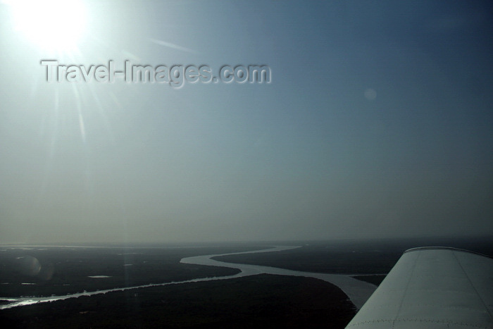 guinea-bissau28: Bissau - Guinea Bissau / Guiné Bissau: aerial view outside Bissau - wing of a Piper PA-28 / avião, vista aérea à saída de Bissau - photo by R.V.Lopes - (c) Travel-Images.com - Stock Photography agency - Image Bank