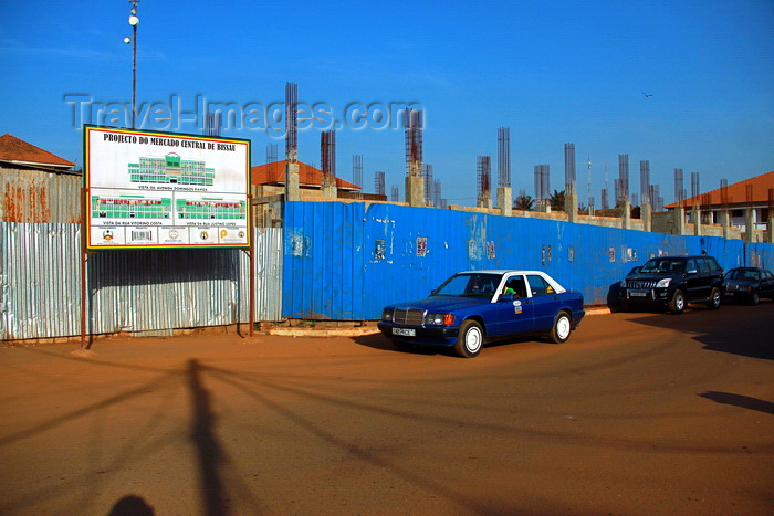 guinea-bissau29: Guinea Bissau / Guiné Bissau - Bissau, Bissau Region: construction site - central Market of Bissau - Marcedes taxi / Projecto do mercado central de Bissau - photo by R.V.Lopes - (c) Travel-Images.com - Stock Photography agency - Image Bank