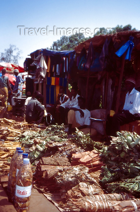 guinea-bissau3: Guinea Bissau / Guiné Bissau - Bissau: the market - people and products / o mercado, garrafas de água Vitalis (foto de / photo by Dolores CM) - (c) Travel-Images.com - Stock Photography agency - Image Bank