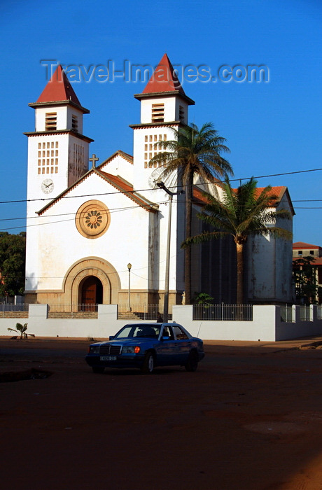 guinea-bissau30: Guinea Bissau / Guiné Bissau - Bissau, Bissau Region: Old Portuguese Cathedral of Bissau - architect João Simões / Sé Catedral de Bissau, edifício do período colonial - photo by R.V.Lopes - (c) Travel-Images.com - Stock Photography agency - Image Bank