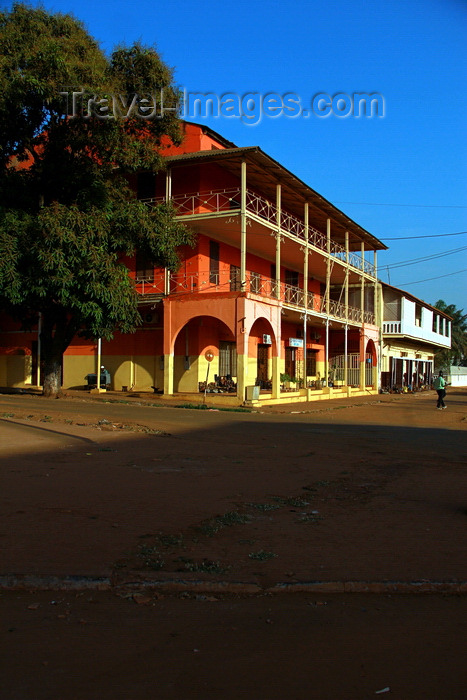 guinea-bissau31: Guinea Bissau / Guiné Bissau - Bissau, Bissau Region: old colonial house with wide balconies / edifício colonial com vastas varandas - photo by R.V.Lopes - (c) Travel-Images.com - Stock Photography agency - Image Bank