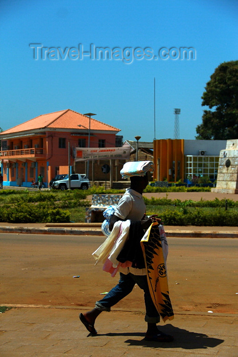 guinea-bissau32: Guinea Bissau / Guiné Bissau - Bissau, Bissau Region: man selling clothes, everyday life / Homem caminhando a vender panos, vida quotidiana - photo by R.V.Lopes - (c) Travel-Images.com - Stock Photography agency - Image Bank