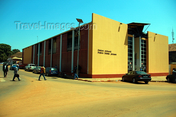 guinea-bissau33: Guinea Bissau / Guiné Bissau - Bissau, Bissau Region: Franco-Guinean Cultural Center / Centro Cultural Franco Guineense - photo by R.V.Lopes - (c) Travel-Images.com - Stock Photography agency - Image Bank