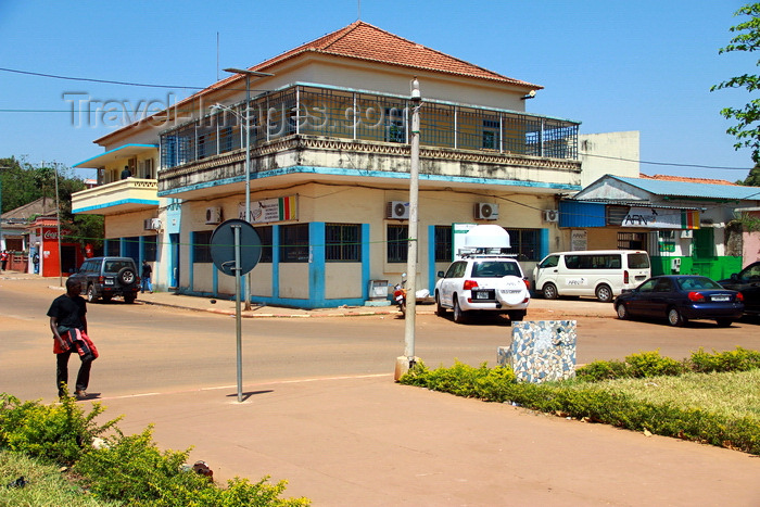 guinea-bissau34: Guinea Bissau / Guiné Bissau - Bissau, Bissau Region: garden and old colonial building / antiga casa do período colonial - photo by R.V.Lopes - (c) Travel-Images.com - Stock Photography agency - Image Bank