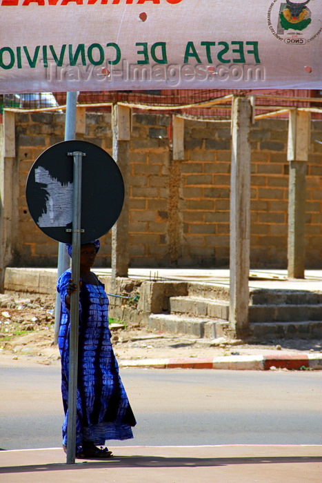 guinea-bissau35: Guinea Bissau / Guiné Bissau - Bissau, Bissau Region: woman watching behind traffic sign, everyday life / Mulher observando, vida quotidiana - photo by R.V.Lopes - (c) Travel-Images.com - Stock Photography agency - Image Bank